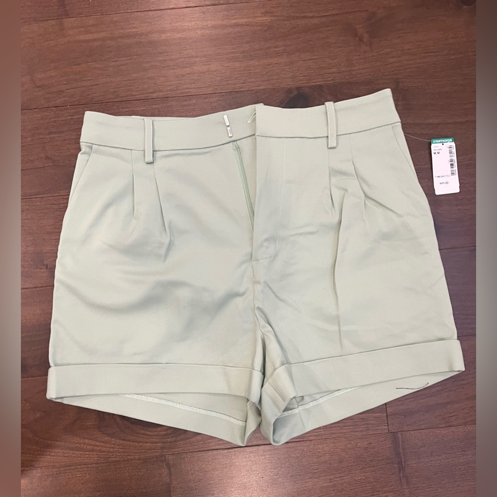Never been worn Icône pleated shorts